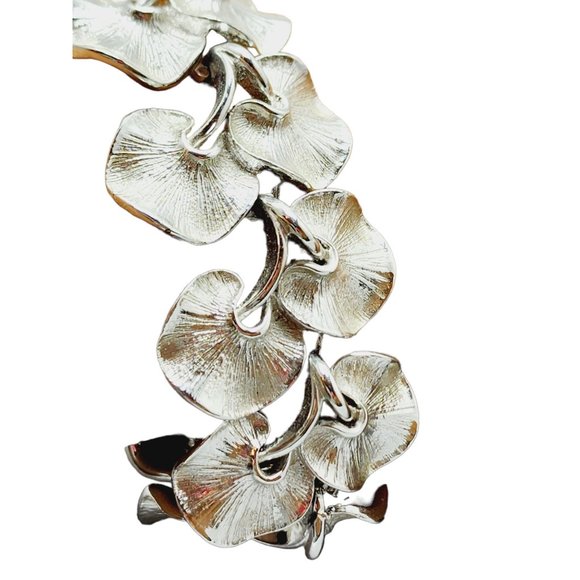 Vintage Signed Lisner Silvertone Lilypad Design Bracelet (A736) - Picture 2 of 5